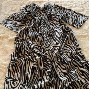 🎉HP🎉 New SNUGGIE Classic ZEBRA Original Fleece Blanket Long Sleeves & Pockets